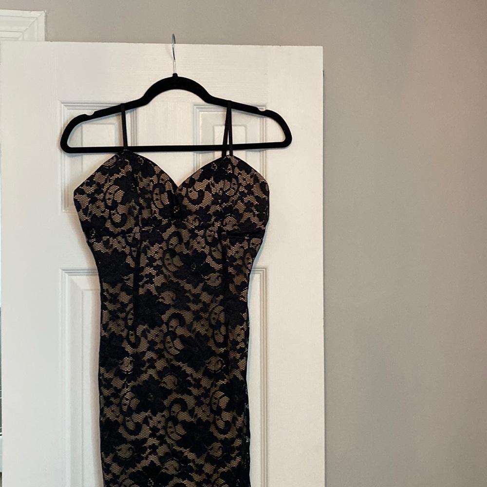 Black lace dress, Windsor